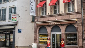 A hotel with a sign indicating it offers speedwich, pizza, and pastries. - Couvent du Franciscain (Strasbourg)