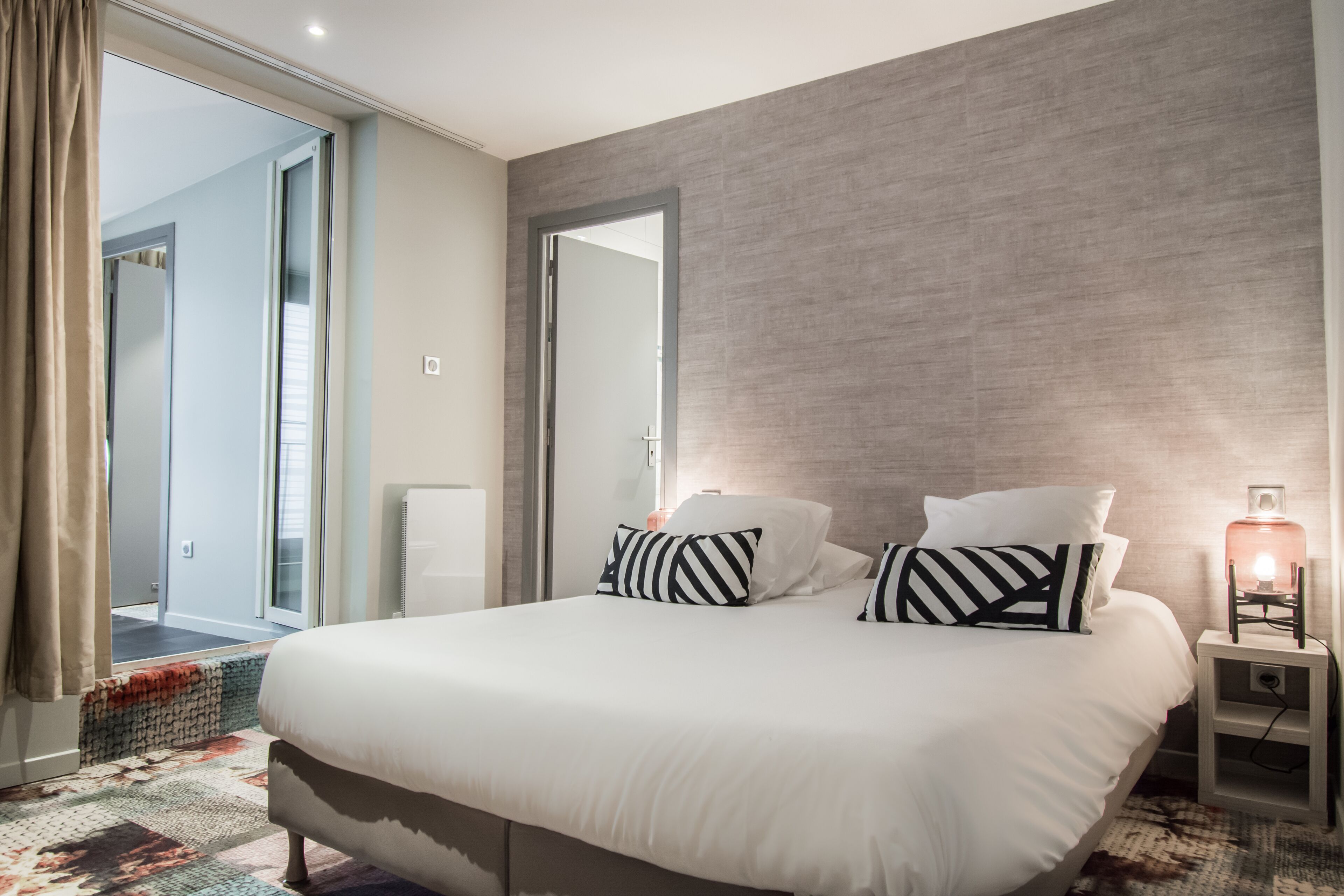 三人房 | 客房內保險箱、書桌、遮光布/窗簾、隔音