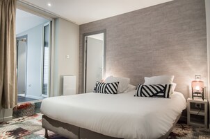 Üç Kişilik Oda | Odada kasa, masa, güneşlik/perde, ses yalıtımı 