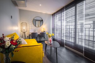 Üç Kişilik Oda | Oturma odası | Uydu yayını kanalları bulunan 55 cm LCD televizyon, televizyon 