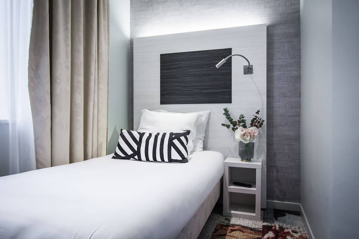 Cofres nos quartos, escrivaninha, cortinas blackout