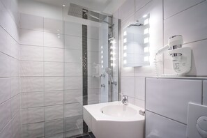 Regendusche, kostenlose Toilettenartikel, Haartrockner, Handtücher