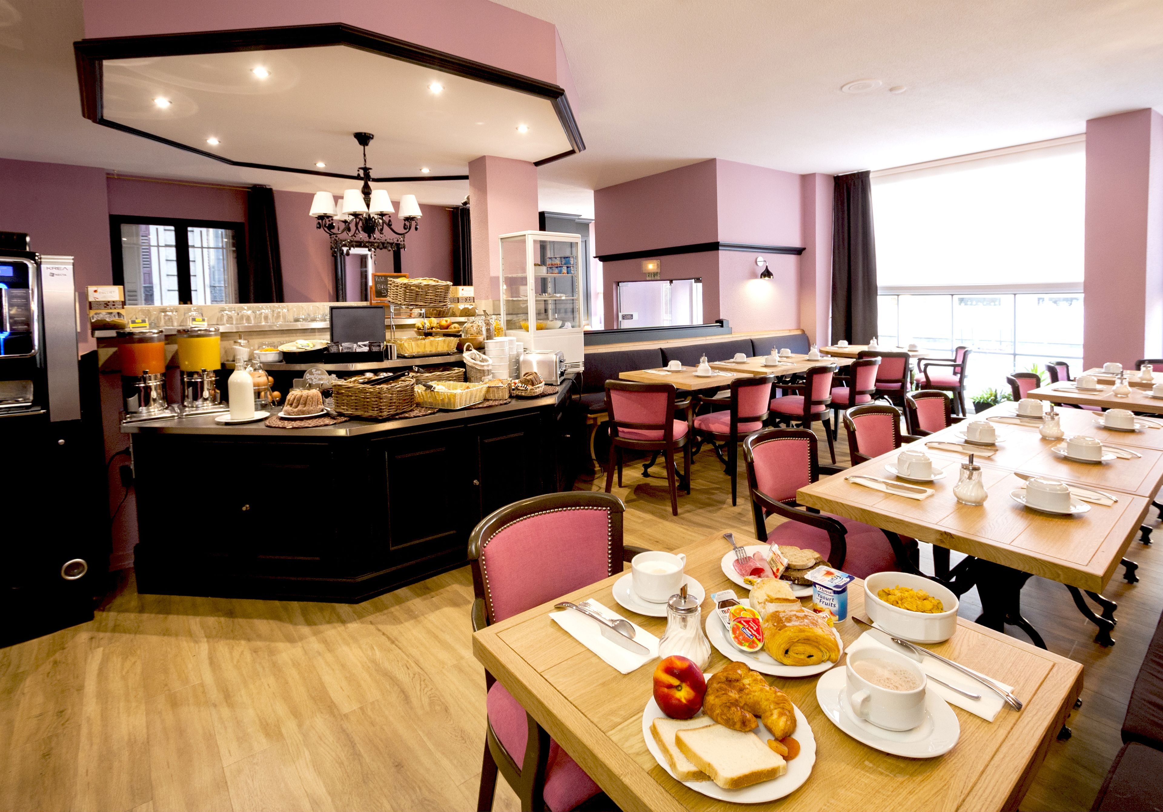 Desayuno buffet (EUR 13.50 por persona) 