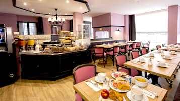 Petit déjeuner buffet (13.50 EUR par personne)