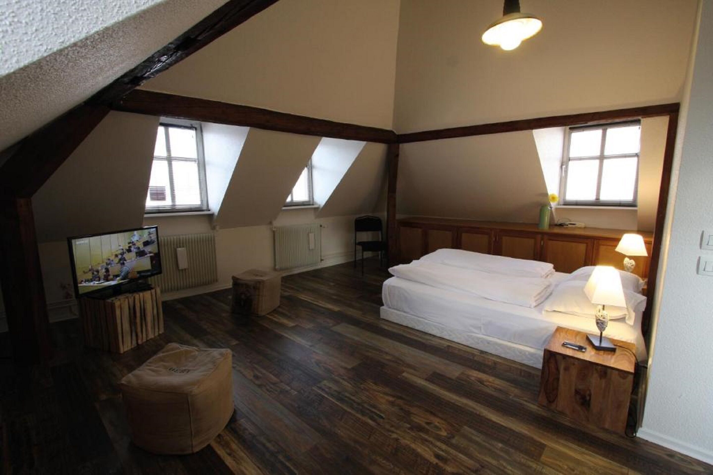 comfort studio suite | desk, soundproofing, free wifi, bed sheets