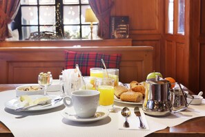 Daily buffet breakfast (EUR 15.5 per person) - Hôtel Suisse (Strasbourg)