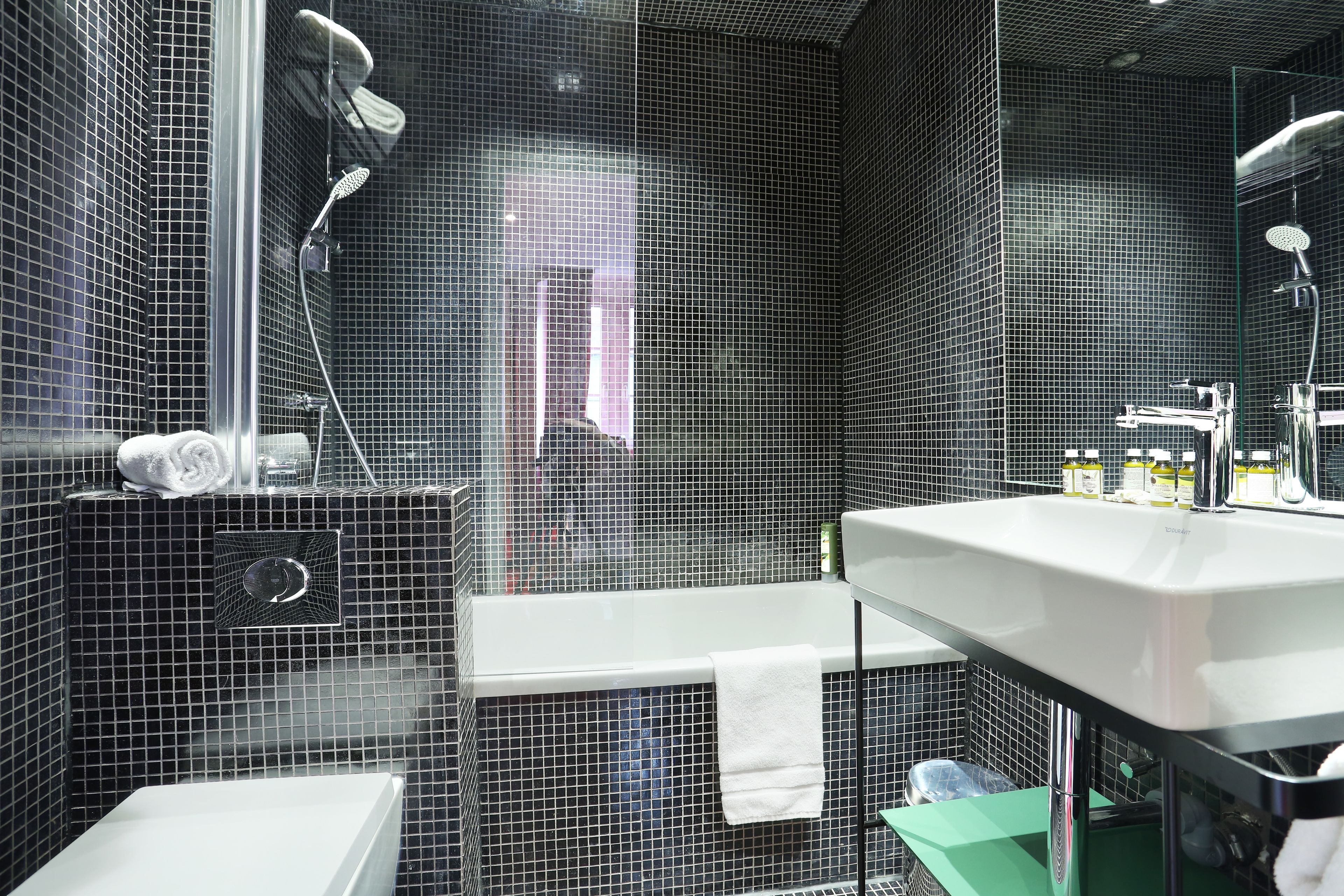 chambre familiale alsacienne | bathroom | free toiletries, hair dryer, dressing gowns, towels