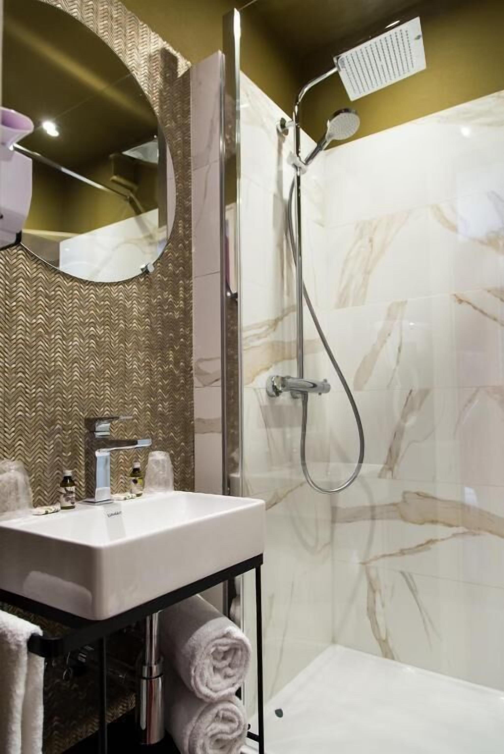 cosy twin on the backside  | premium bedding, in-room safe, individually decorated, desk