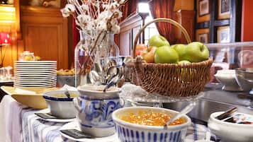 Petit déjeuner buffet (15.5 EUR par personne)
