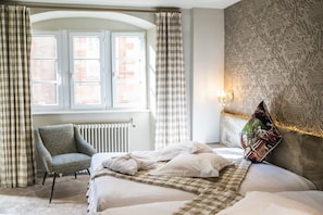 Superior Family Room with View | Premium bedding, in-room safe, individually decorated, desk - Hôtel Suisse (Strasbourg)
