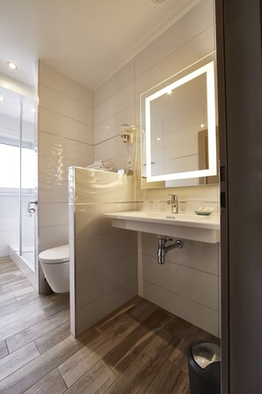 Suite, varias camas, para no fumadores | Baño | Amenidades de baño gratuitas, secadora de cabello, toallas 