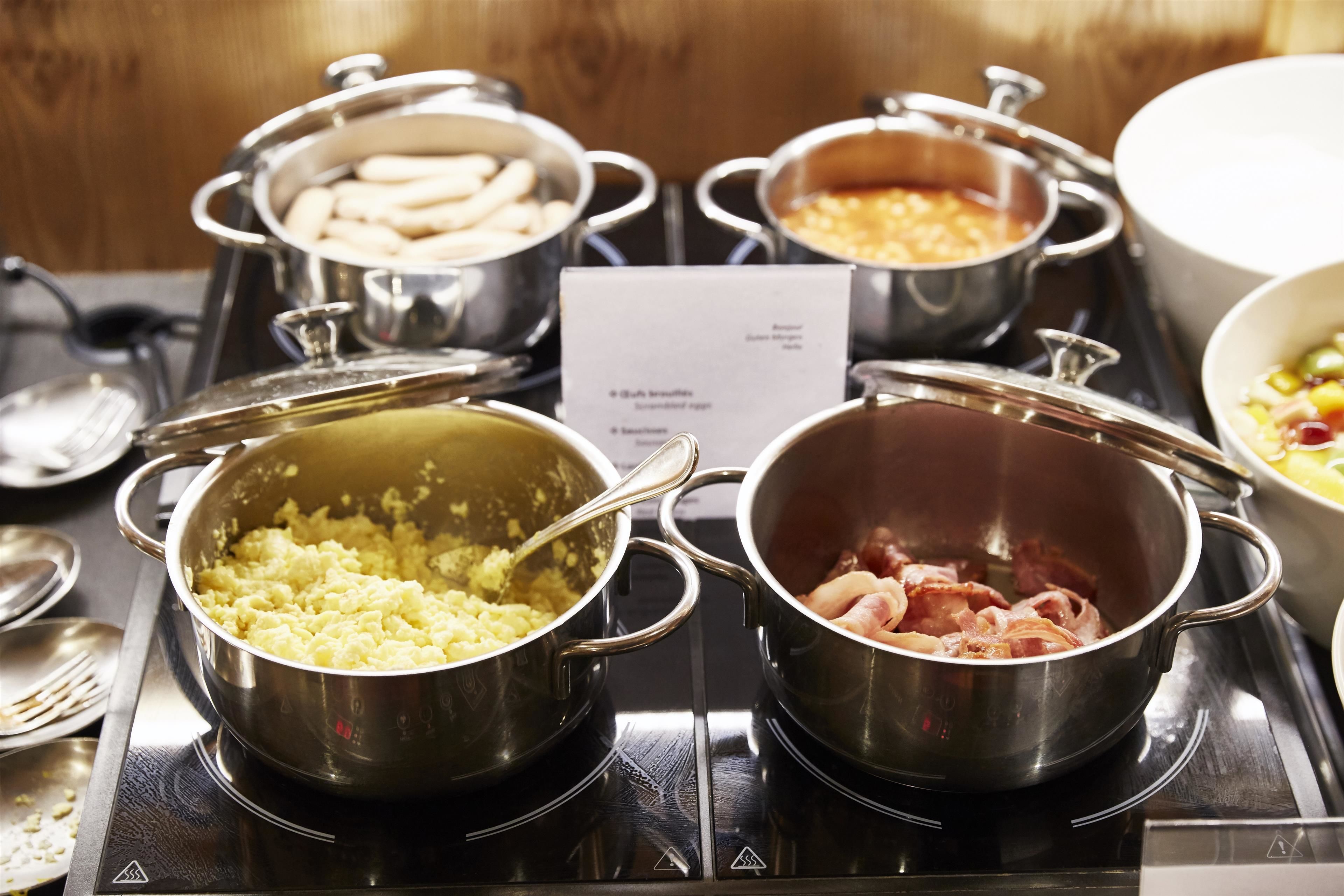 Desayuno buffet diario (EUR 18.5 por persona)