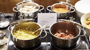 Päivittäinen buffetaamiainen (18.5 EUR per henkilö)