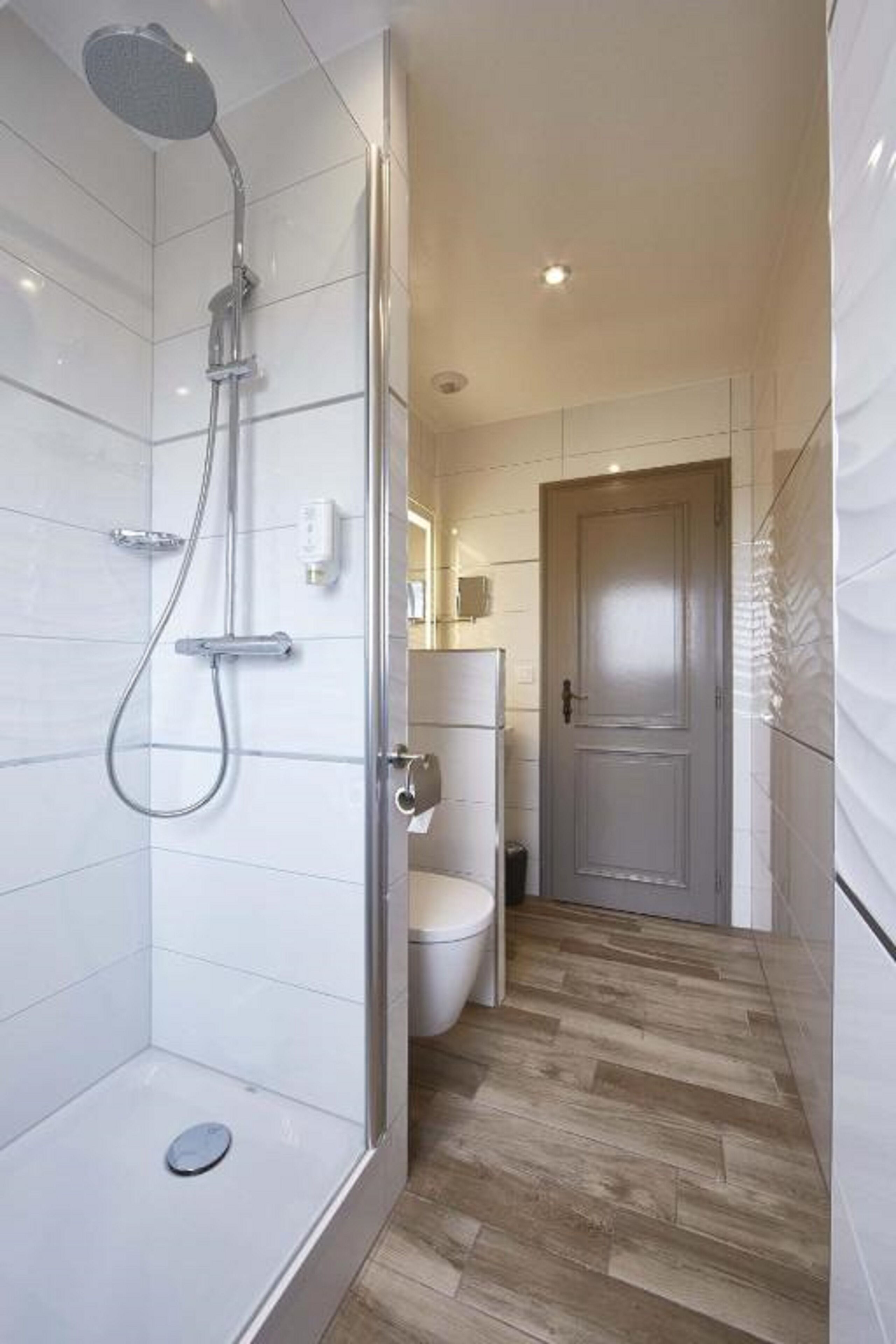 suite, multiple beds, non smoking | bathroom | free toiletries, hair dryer, towels