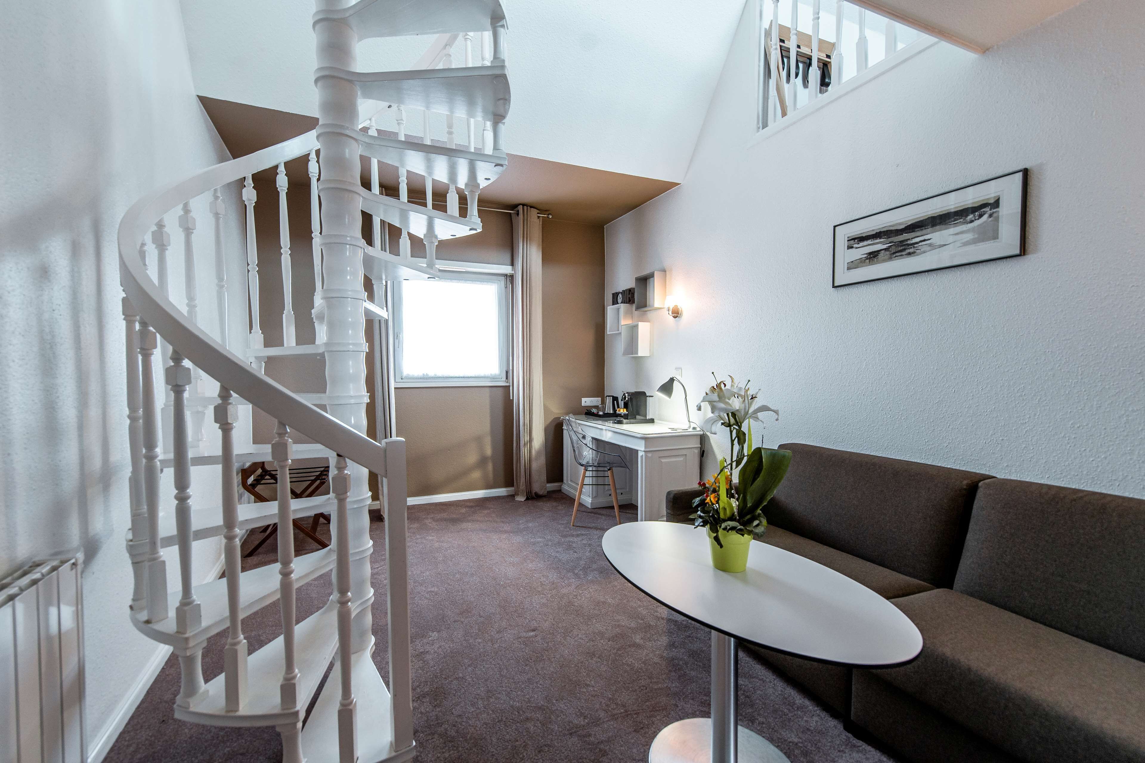 suite, multiple beds, non smoking | premium bedding, minibar, in-room safe, desk