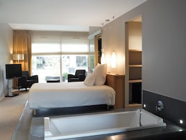 Quarto casal design | Frigobar, cofres nos quartos, escrivaninha, cortinas blackout