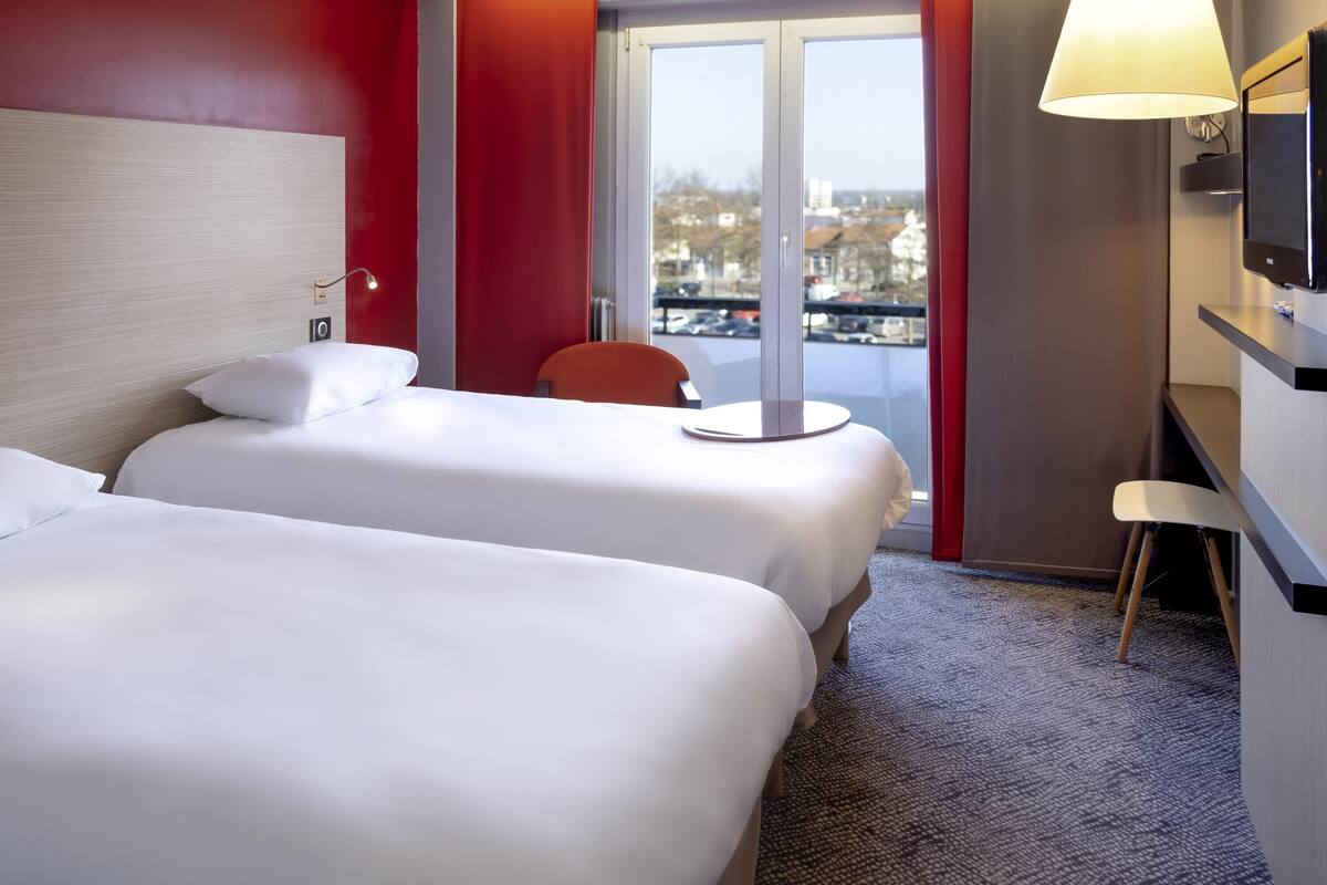 standard room, 2 single beds | premium bedding, down duvets, desk, blackout curtains