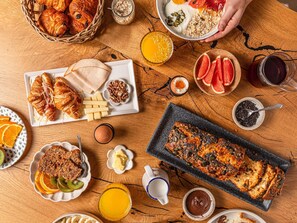 Petit déjeuner continental (8 EUR par personne)