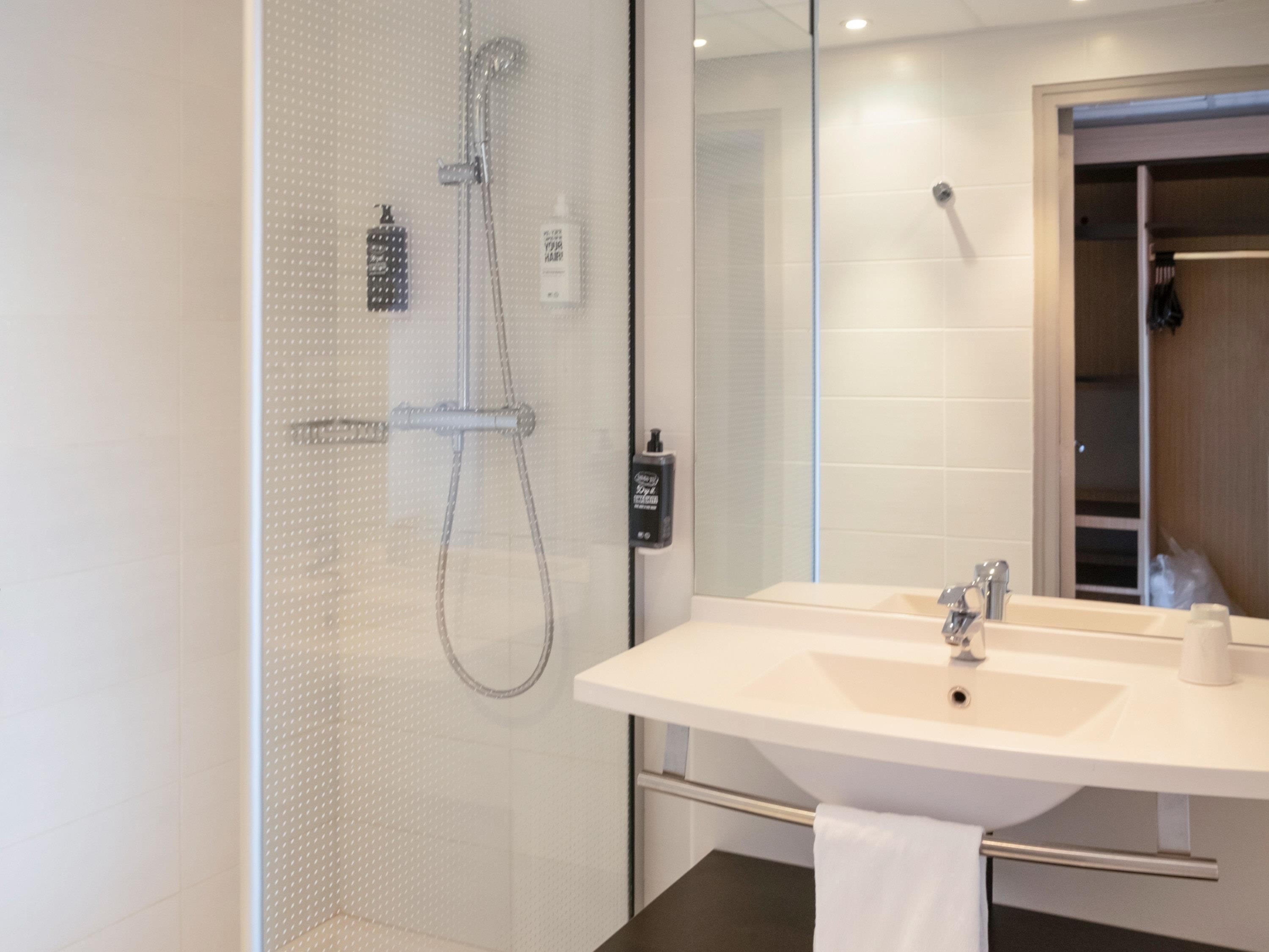 Standaard suite, Meerdere bedden | Luxe beddengoed, donsdekens, een bureau, verduisterende gordijnen