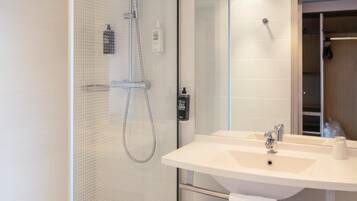 Standaard suite, Meerdere bedden | Luxe beddengoed, donsdekens, een bureau, verduisterende gordijnen