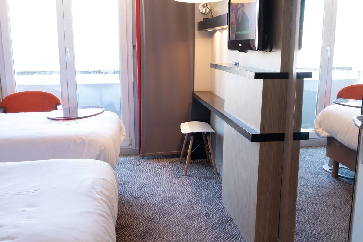 standard room, 2 single beds | premium bedding, down duvets, desk, blackout curtains