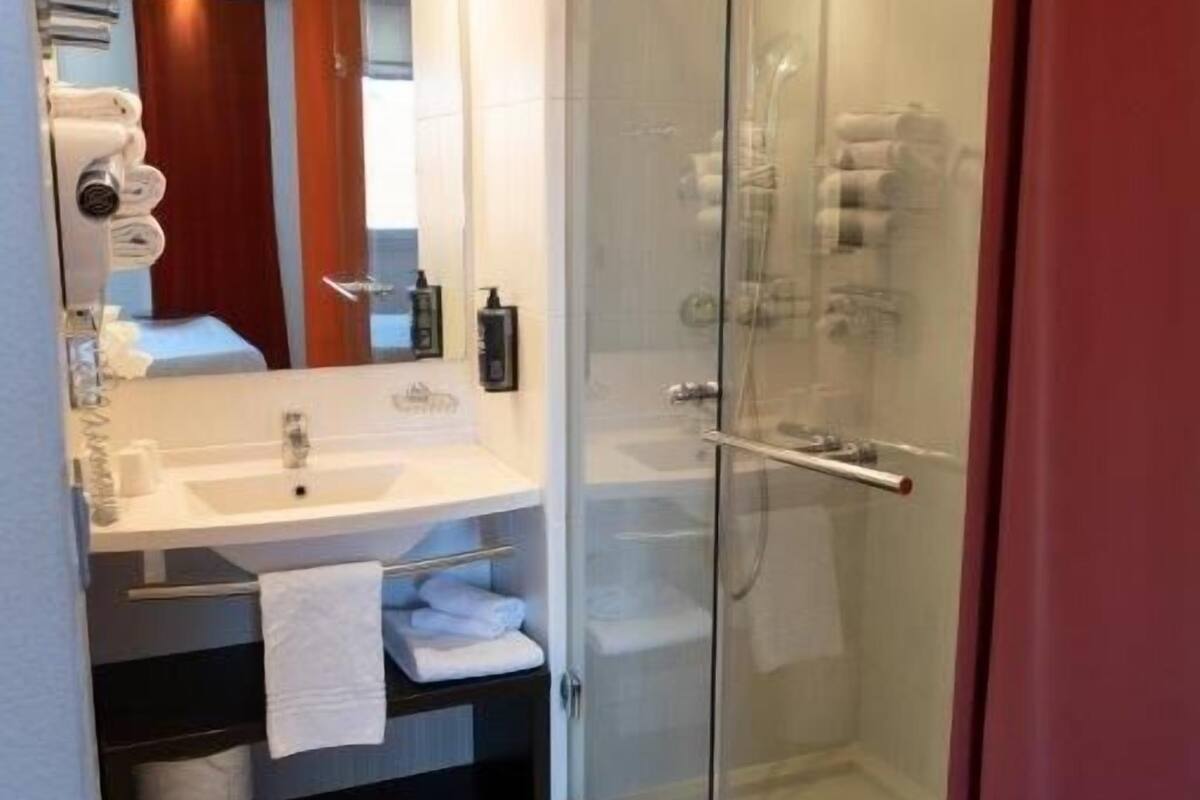standard suite, multiple beds | bathroom | eco-friendly toiletries, hair dryer, towels, soap