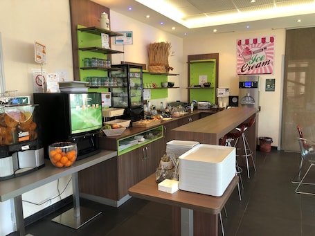 Desayuno continental diario (EUR 8 por persona)