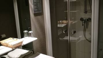 Superior Double Room | Bathroom | Hair dryer, towels