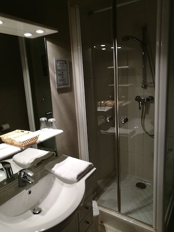 Superior Double Room | Bathroom. Lys Hôtel