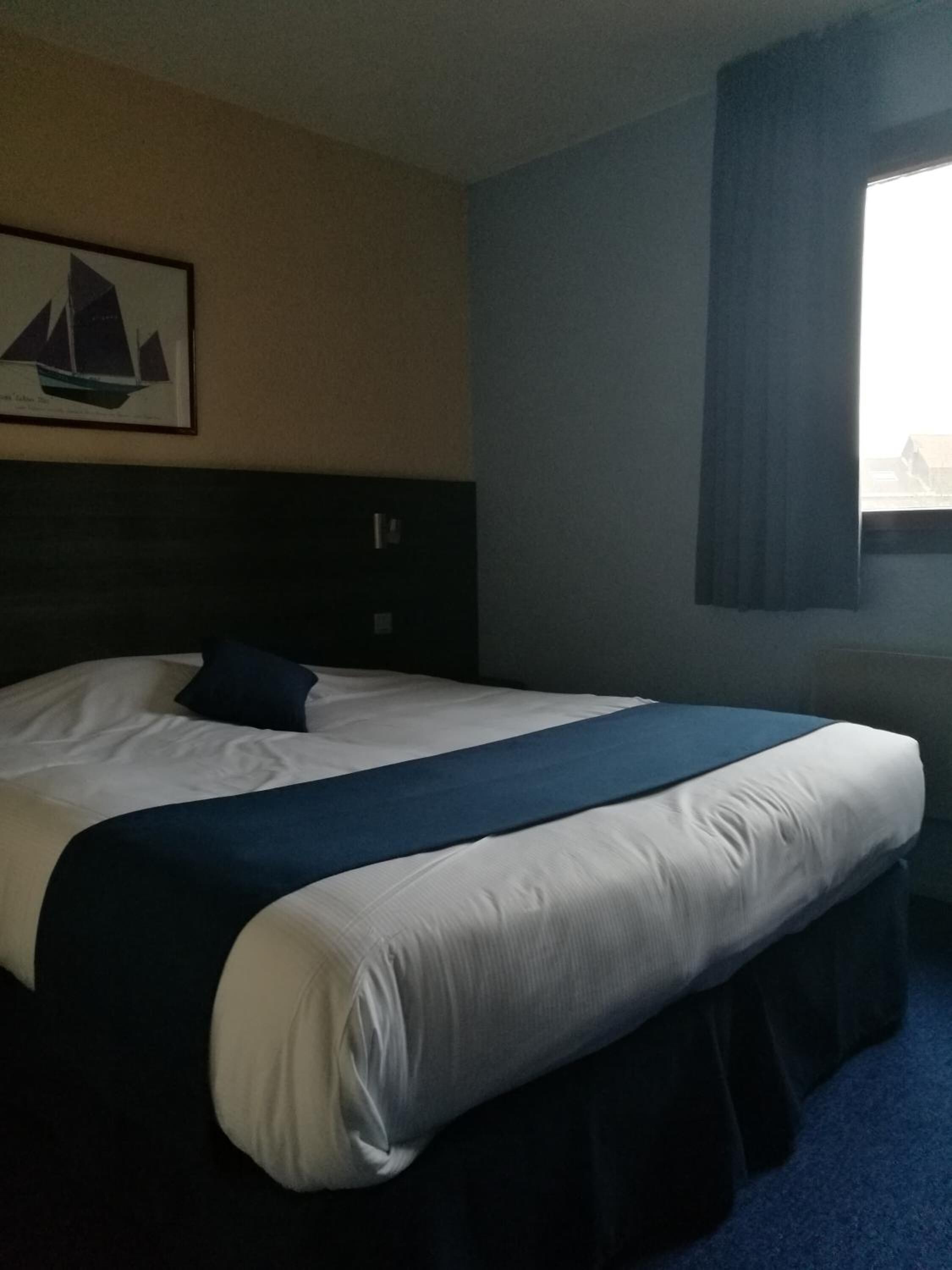 frette italian sheets, desk, iron/ironing board, cots/infant beds