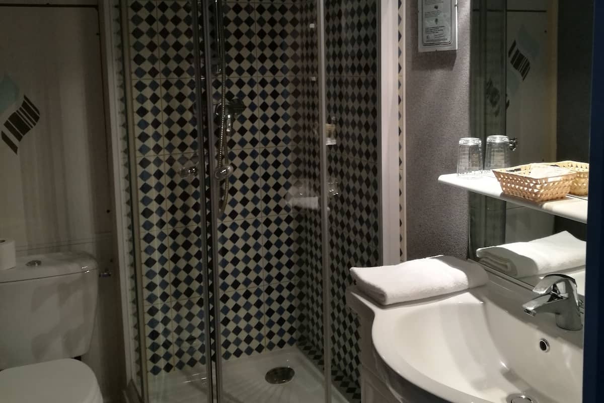 Superior Twin Room | Bathroom
