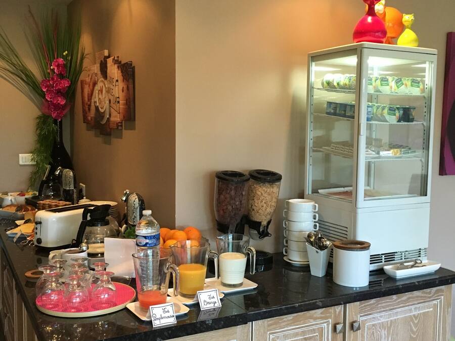 Colazione a buffet, servita tutte le mattine (10 EUR a persona)