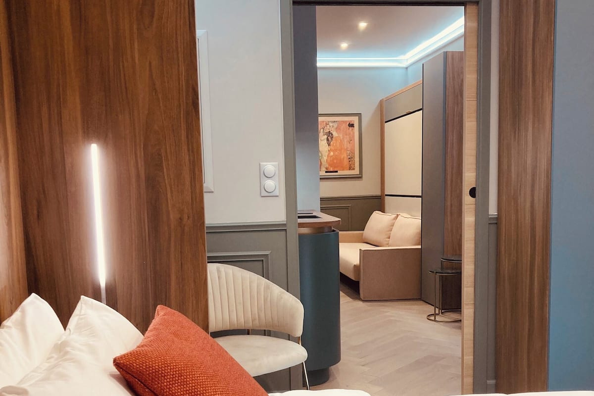 Suite – executive | Senger med Select Comfort-madrass, safe på rommet og lydisolert