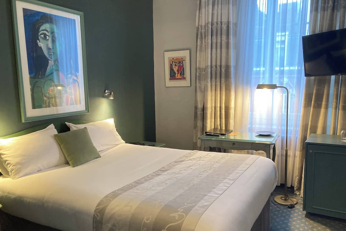 Dobbeltrom (with Shower) | Senger med Select Comfort-madrass, safe på rommet og lydisolert