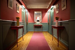 Select Comfort beds, in-room safe, soundproofing, free WiFi - Hotel De La Paix (Lille)