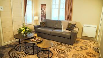 Familiekamer, 1 kingsize bed met slaapbank | Woonruimte | Een 24-inch flatscreentelevisie met digitale zenders en een televisie