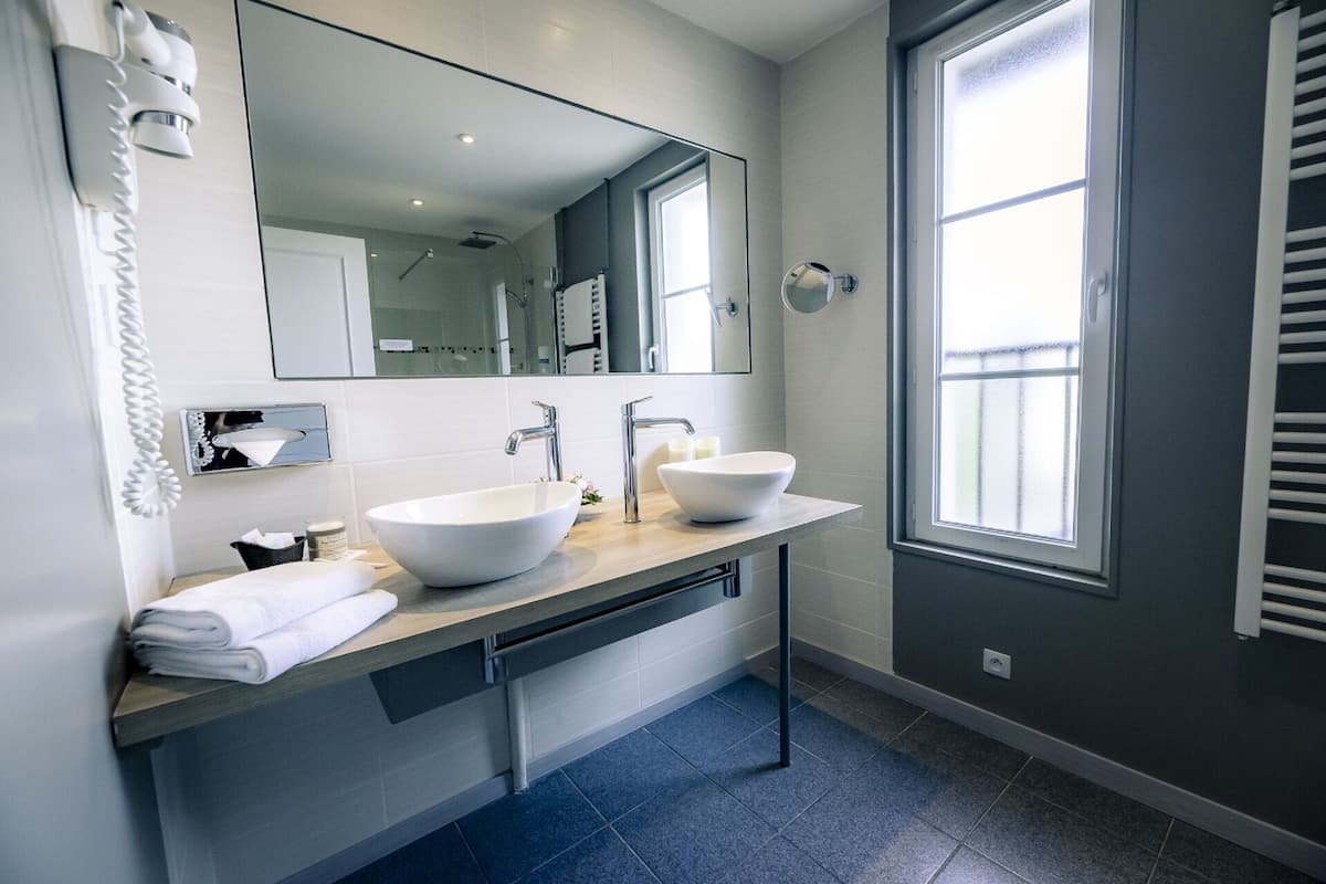 superior double or twin room | bathroom | free toiletries, hair dryer, bathrobes, slippers