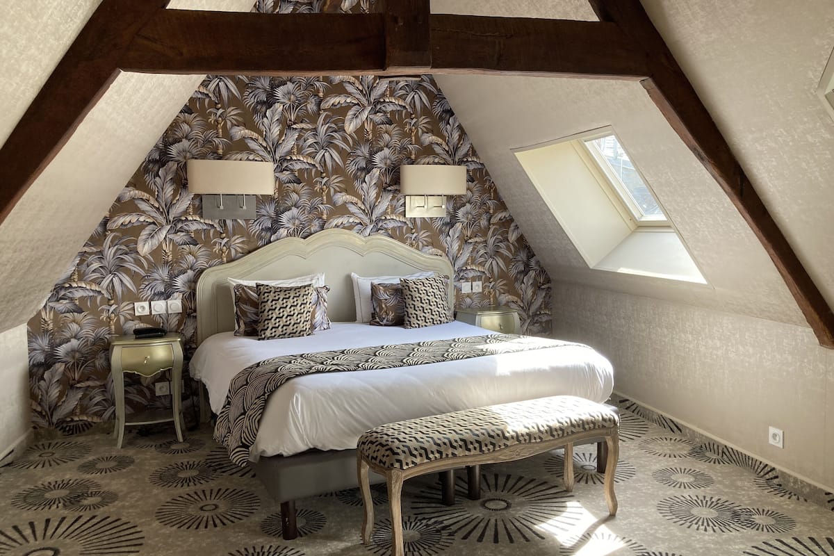 suite | in-room safe, desk, soundproofing, iron/ironing board