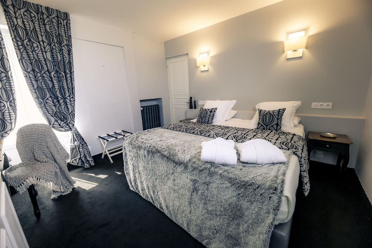 In-room safe, desk, soundproofing, iron/ironing board
