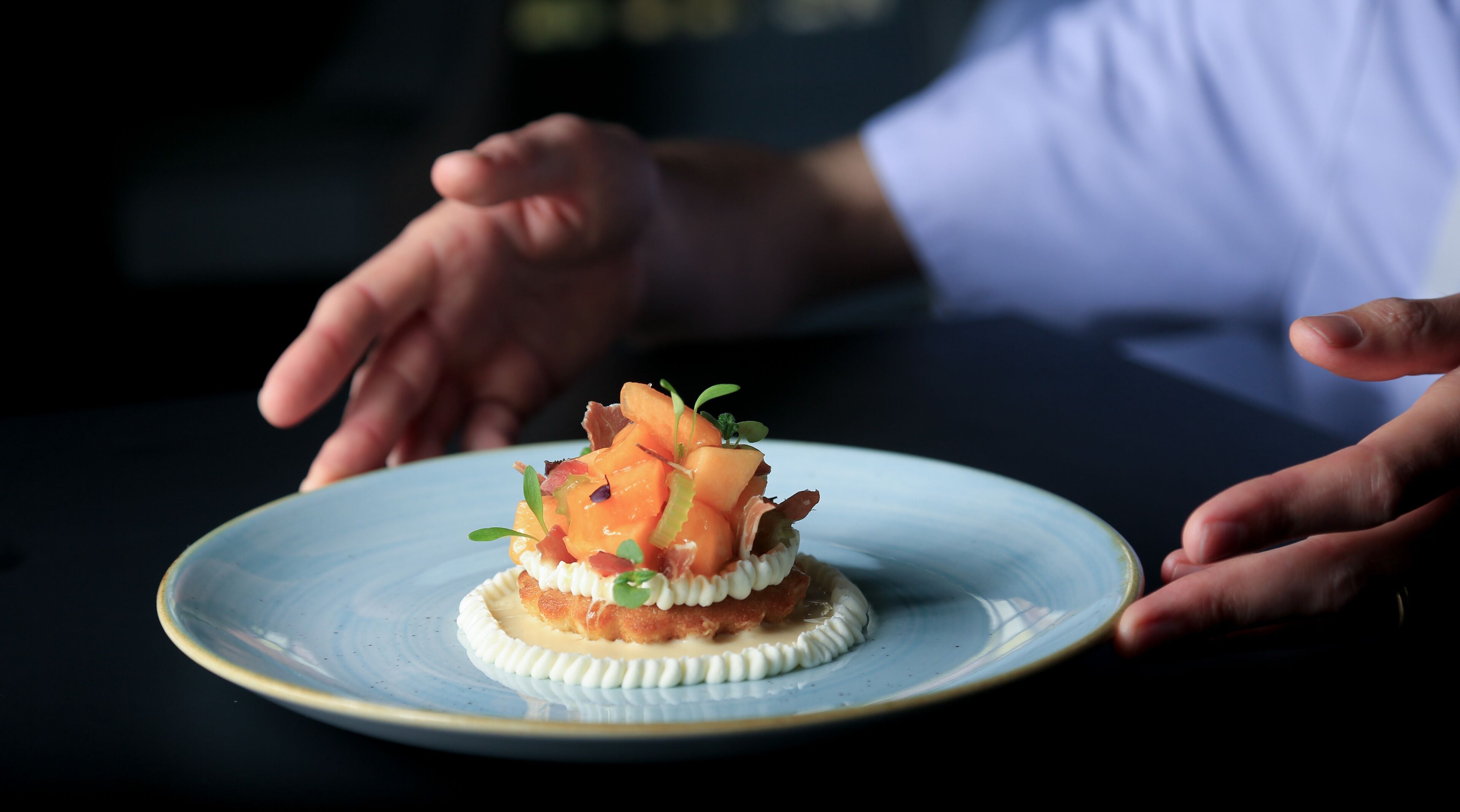 Une assiette en céramique bleue sur laquelle se trouve un plat.