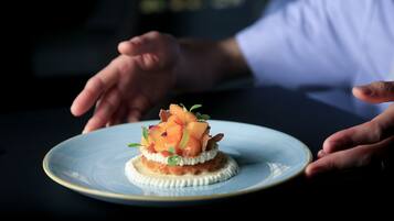 Une assiette en céramique bleue sur laquelle se trouve un plat.