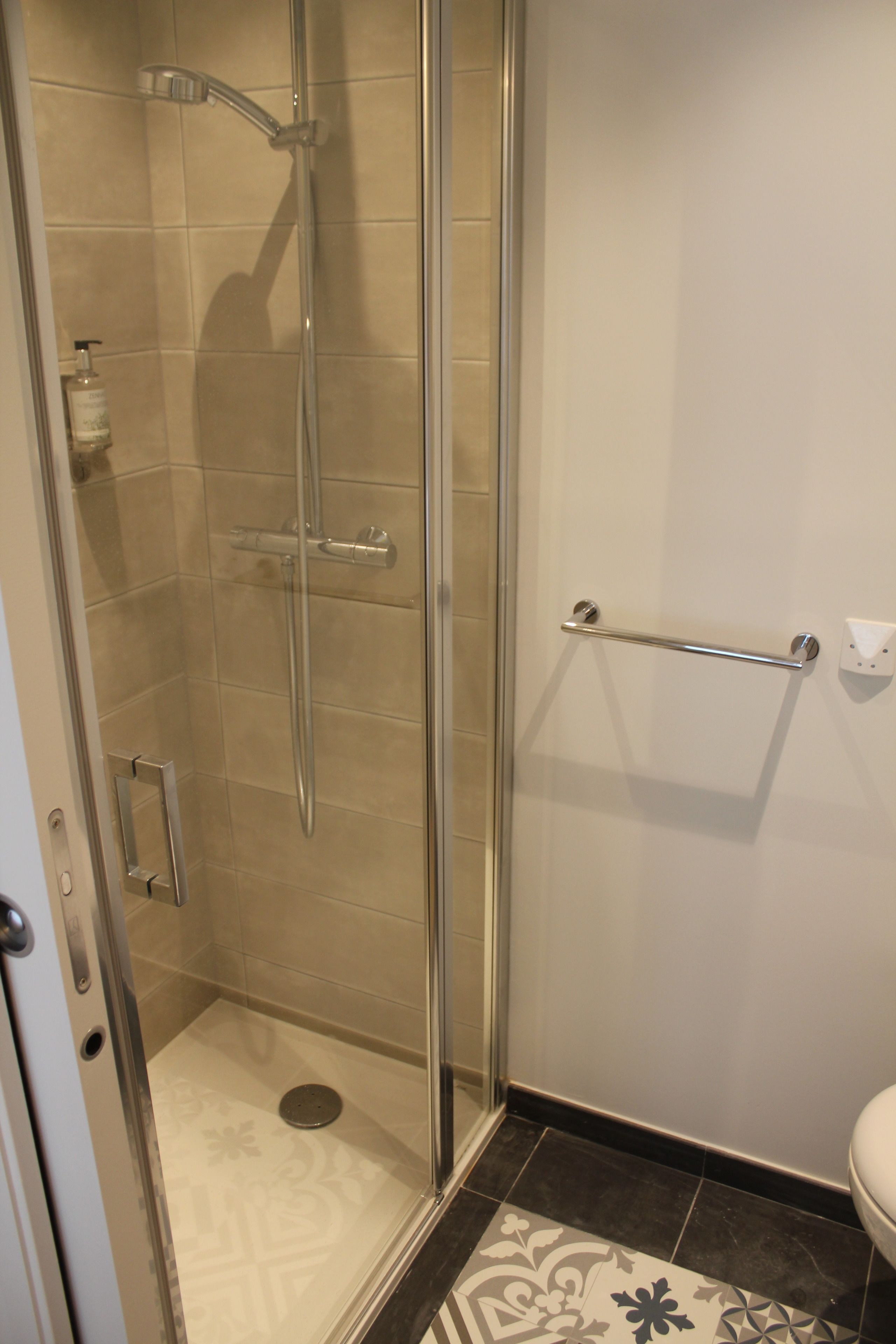 shower, rainfall showerhead, free toiletries, hair dryer