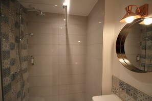 Shower, rainfall showerhead, free toiletries, hair dryer - Hôtel La Fontaine Caen Centre (Caen)