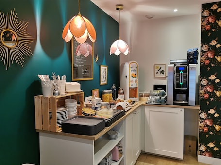 Daily local cuisine breakfast for a fee. Hôtel La Fontaine Caen Centre
