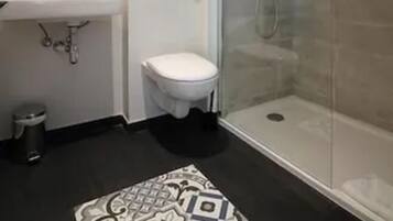 Family Room | Bathroom | Shower, rainfall showerhead, free toiletries, hair dryer