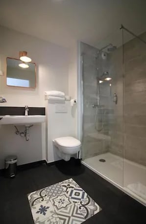 Family Room | Bathroom | Shower, rainfall showerhead, free toiletries, hair dryer. Hôtel La Fontaine Caen Centre