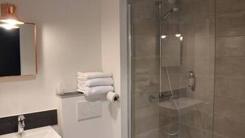 Family Room | Bathroom | Shower, rainfall showerhead, free toiletries, hair dryer