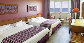 ห้องแฟมิลี่, เตียงใหญ่ 2 เตียง, วิวทะเล | เครื่องนอนระดับพรีเมียม, โต๊ะทำงาน, ผ้าม่านกันแสง, ห้องเก็บเสียง