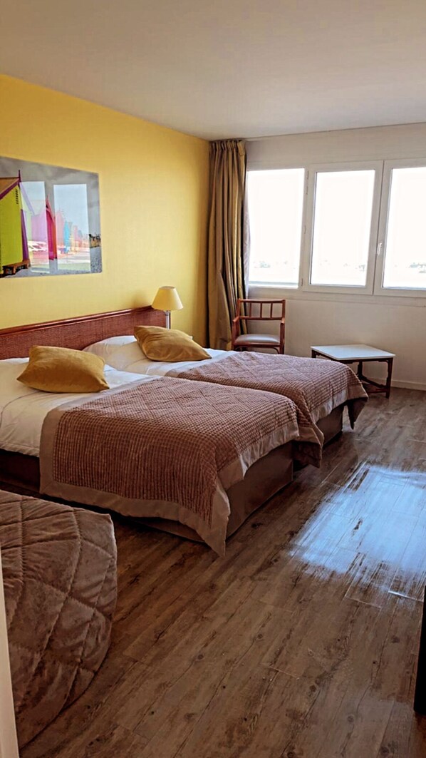 ห้องทวิน, วิวทะเล | เครื่องนอนระดับพรีเมียม, โต๊ะทำงาน, ผ้าม่านกันแสง, ห้องเก็บเสียง