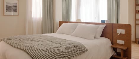 Quarto casal superior | Quartos à prova de som, Wi-Fi de cortesia, roupa de cama